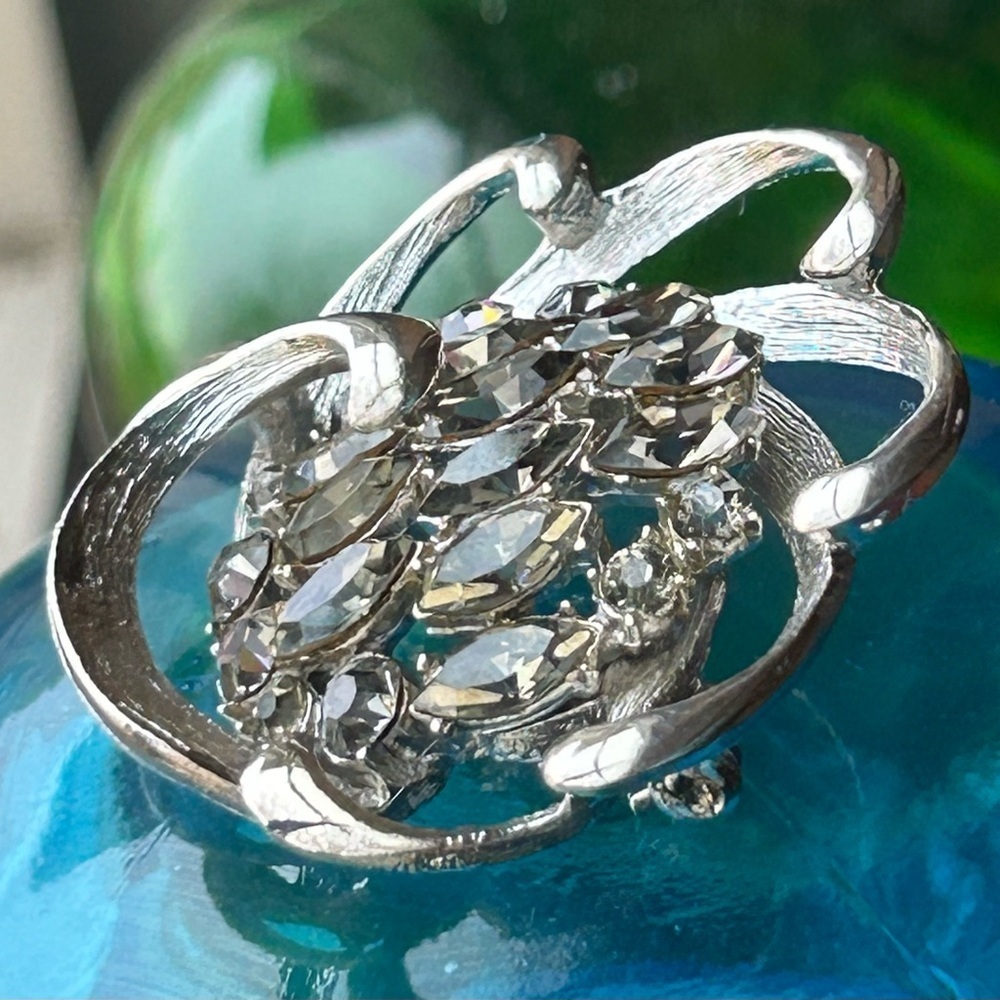 Vintage B.S.K. 1950’s Flower Swirl Champagne Rhinestone Silver Toned Brooch - Picture 2 of 7